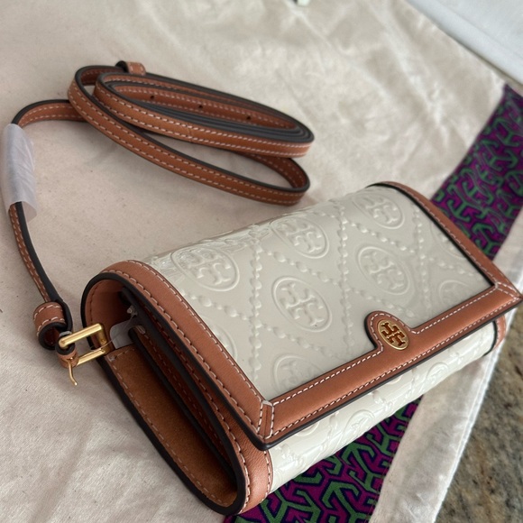 New Tory Burch MONOGRAM PATENT EMBOSSED WALLET CROSSBODY - Picture 4 of 8